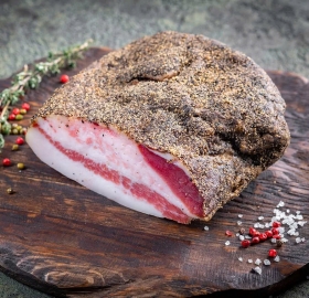 Thịt mỡ heo muối phủ tiêu hun khói
